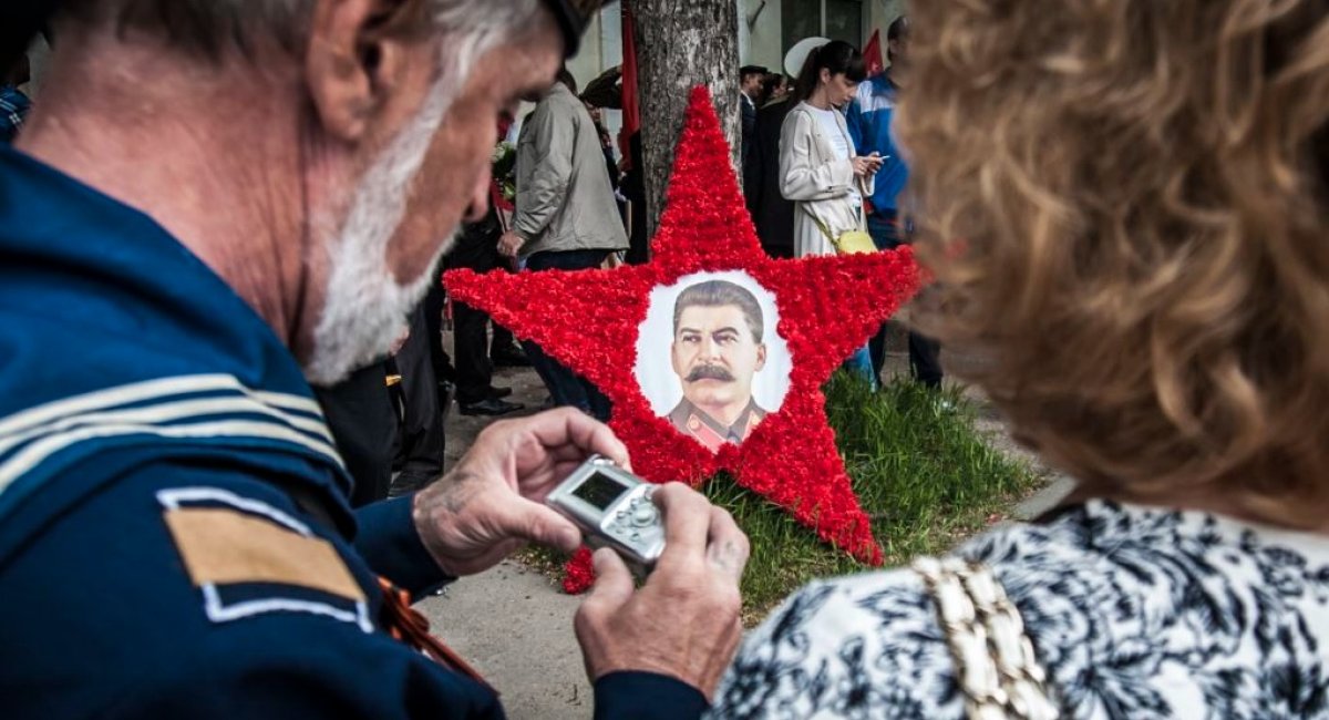 Portrait of Stalin is traditional participant of 'Immortal Regiment' marches / Photo credit: Alina Smutko, krymr.org, RFE/RL