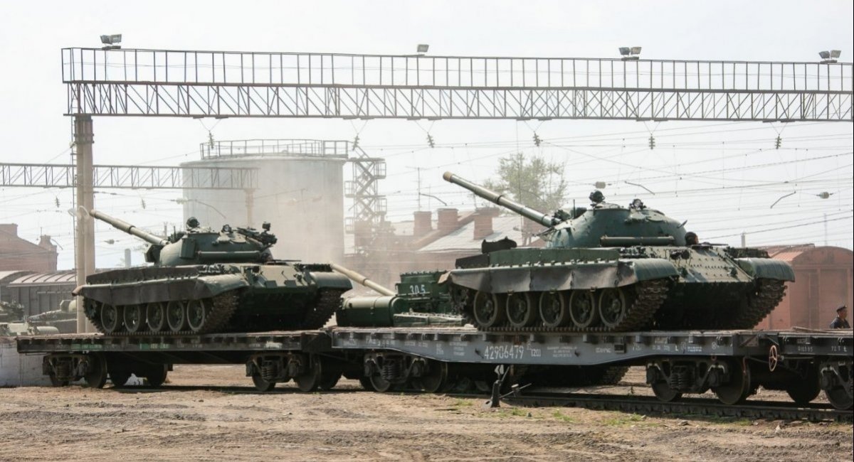 russian occupiers transport a dozen of T-62 tanks as well as other military equipment / Open source illustrative photo