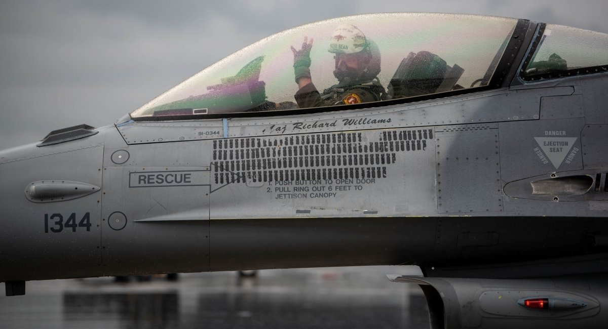 Pilot inside the cockpit of an F-16 multirole fighter aircraft / Illustrative photo credit: U.S. Department of Defense