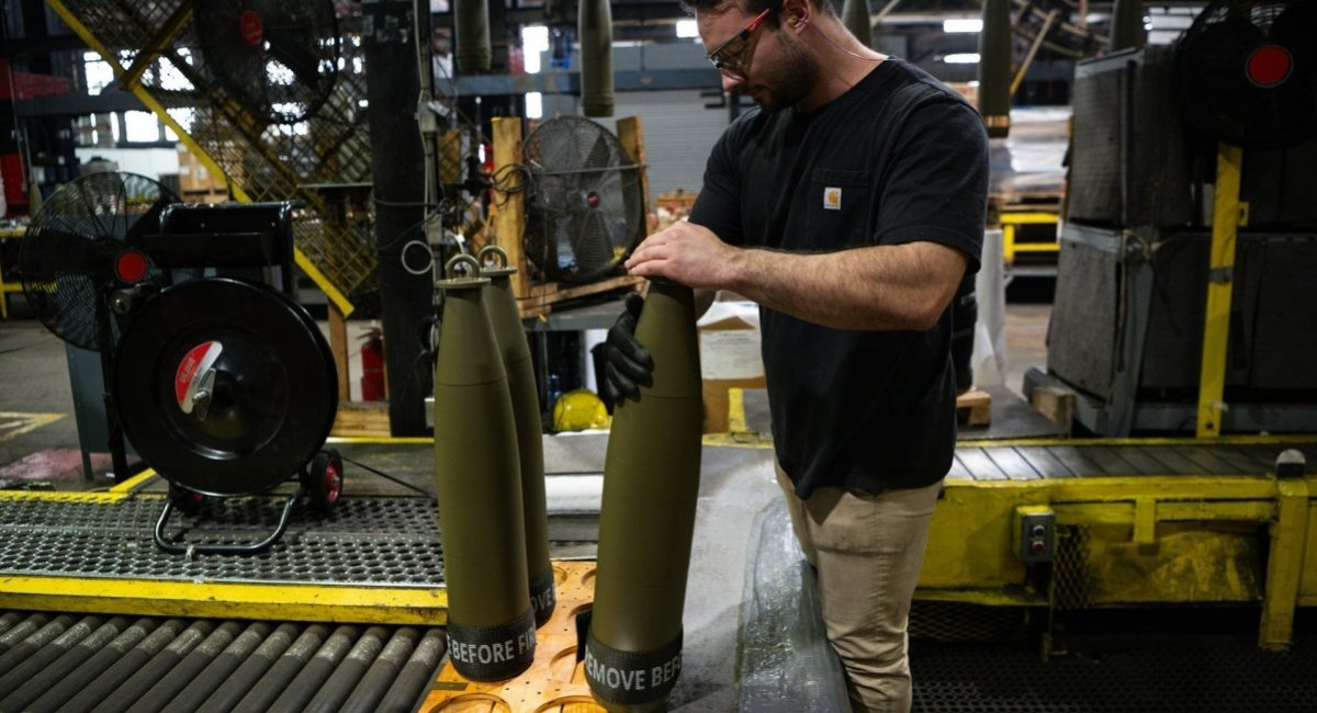 Production of 155-mm shells in the United States / Photo credit: U.S. Department of Defense
