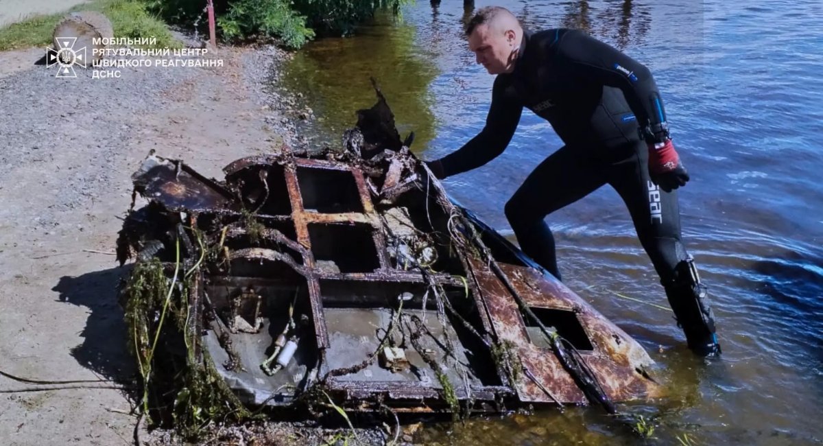 The divers and sappers neutralized russian drone fragments found in the Dnipro River / Photo credit: ​The State Emergency Service of Ukraine