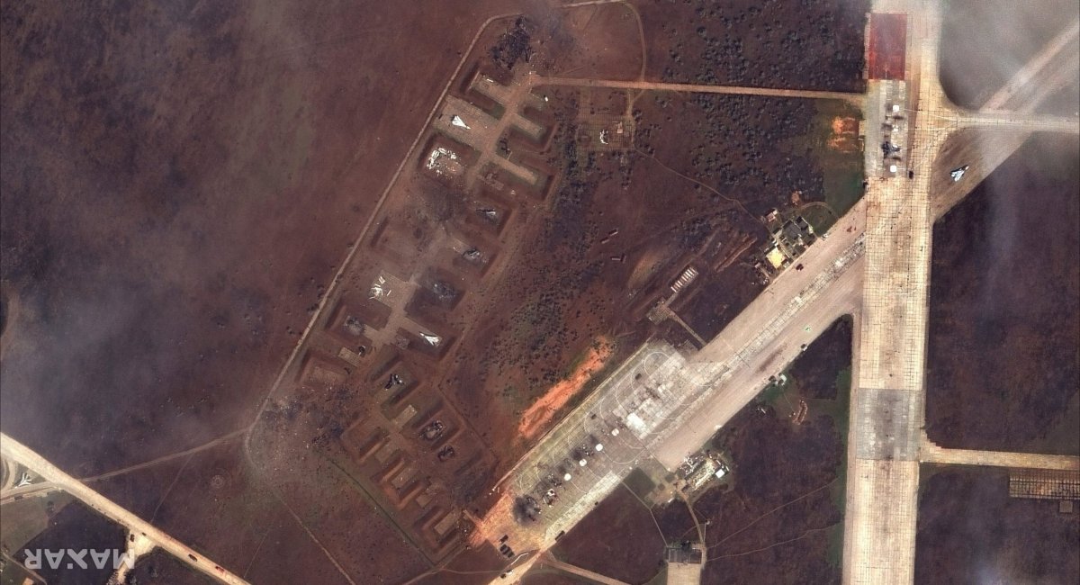 russian aircraft at the Saki air base on August 10, 2022, after Ukrainian attack / Photo credit: MAXAR