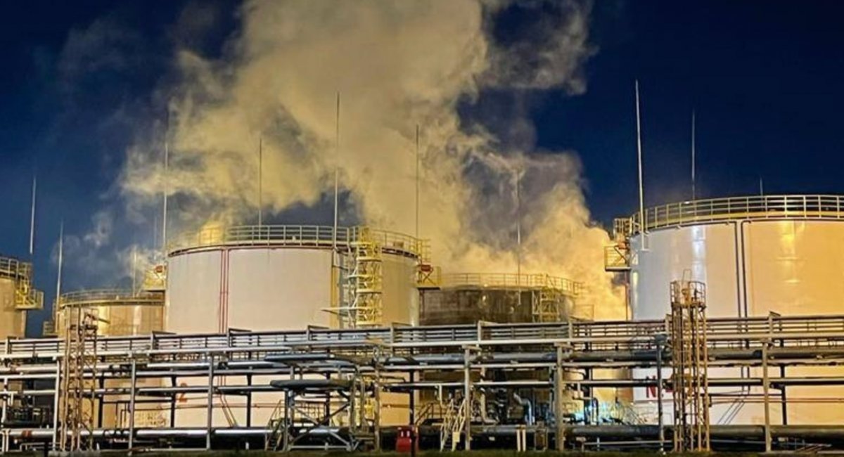 Fire at the oil refinery in Ilsky, Krasnodar Krai, after a supposed UAV attack / Open source photo