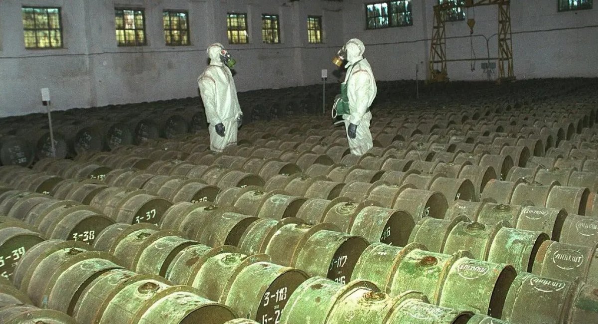 russian soldiers made a routine check of metal containers with toxic agents at a chemical weapons storage site in the town of Gorny, russia, in 2000 / Photo credit: Associated Press