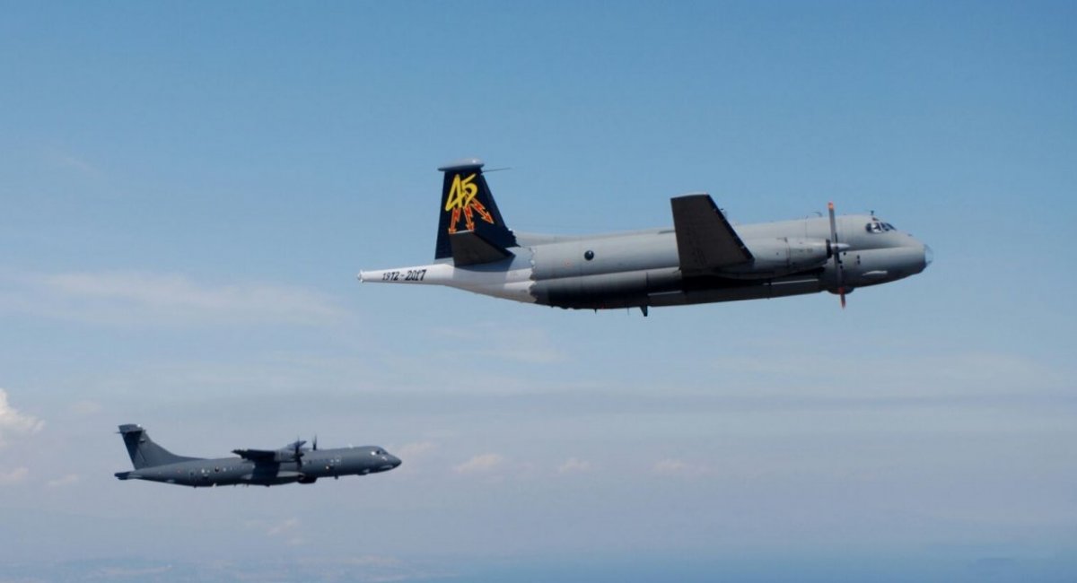 A P-72A (ATR-72MP) maritime patrol aircraft escorts a BR.1150 Atlantic during its final flight in Italian service / Open-source photo