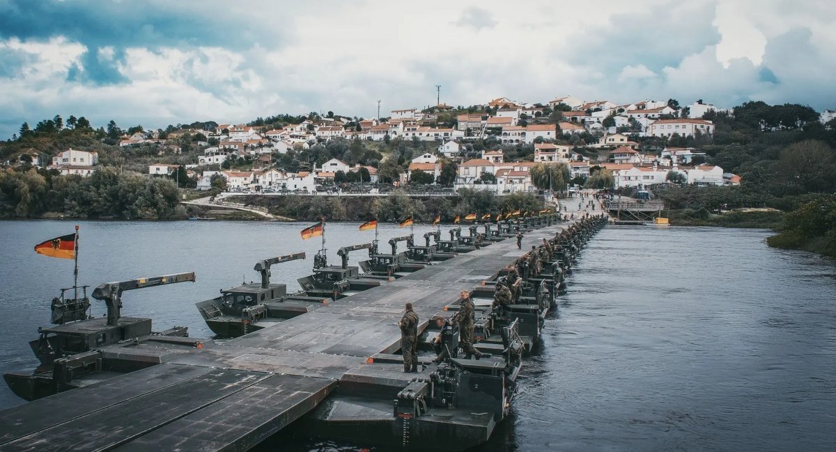 M3 amphibious bridging vehicles form a bridge / Photo credit: GDELS