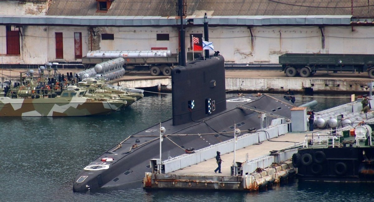 Loading Kalibr missiles onto a russian submarine / Open source illustrative photo