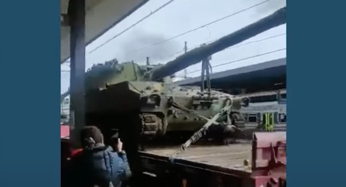 The Italian 155-mm M109L turreted self-propelled howitzers at the railway station in Udine / screenshot from video  
