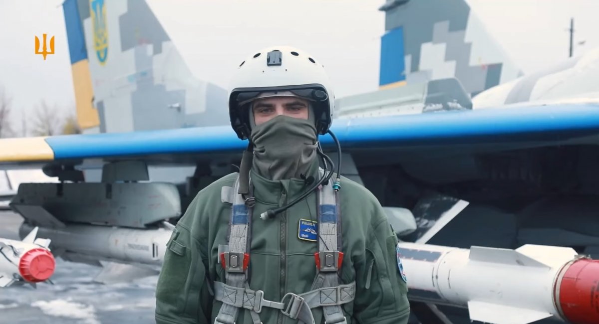 Oleksandr, một phi công MiG-29 người Ukraine bên cạnh máy bay chiến đấu của anh ấy / Nguồn ảnh tĩnh: Không quân Ukraine