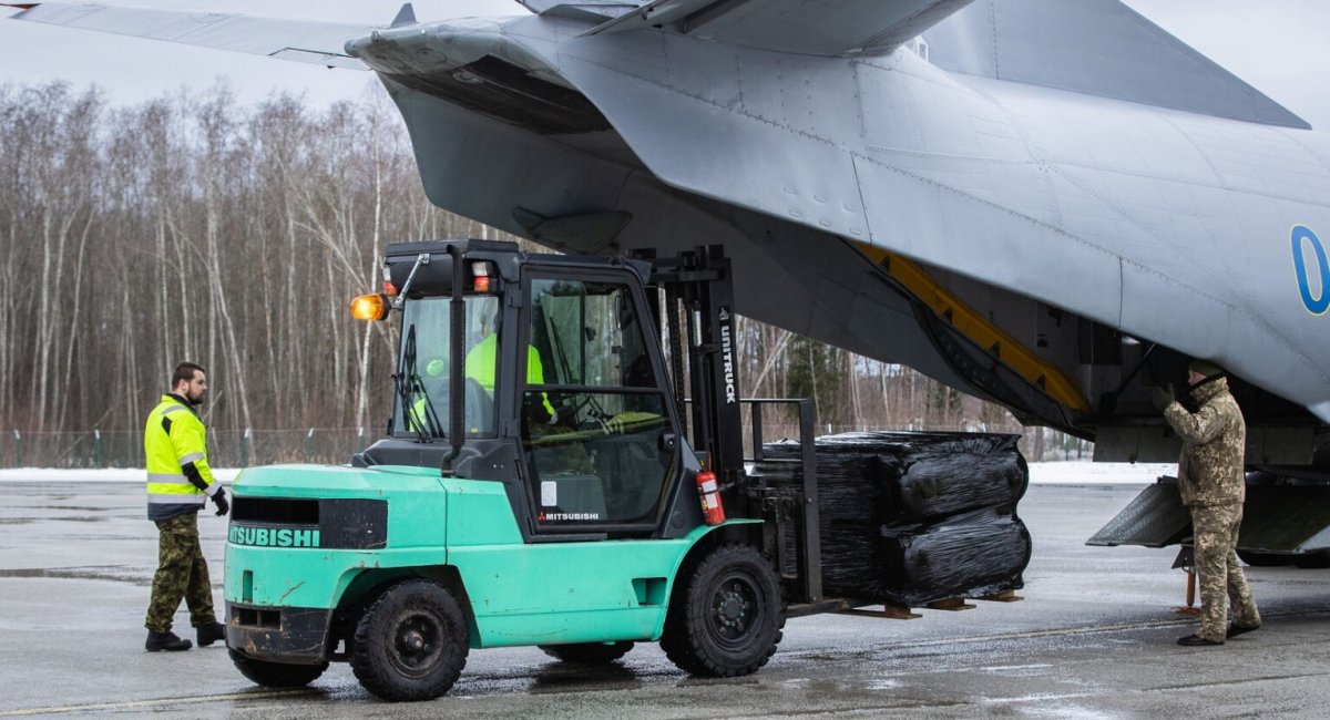 Javelin missiles being loaded on to a Ukrainian military An-26 transport plane / Photo credit: EDF/mil.ee