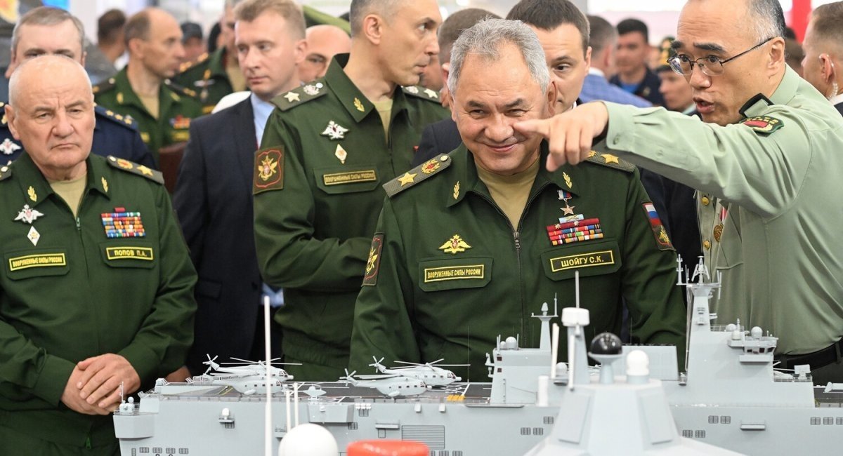 russian minister of defense Sergei Shoigu at the Chinese exhibition booth at the Armiya-2023 military forum / Open source photo