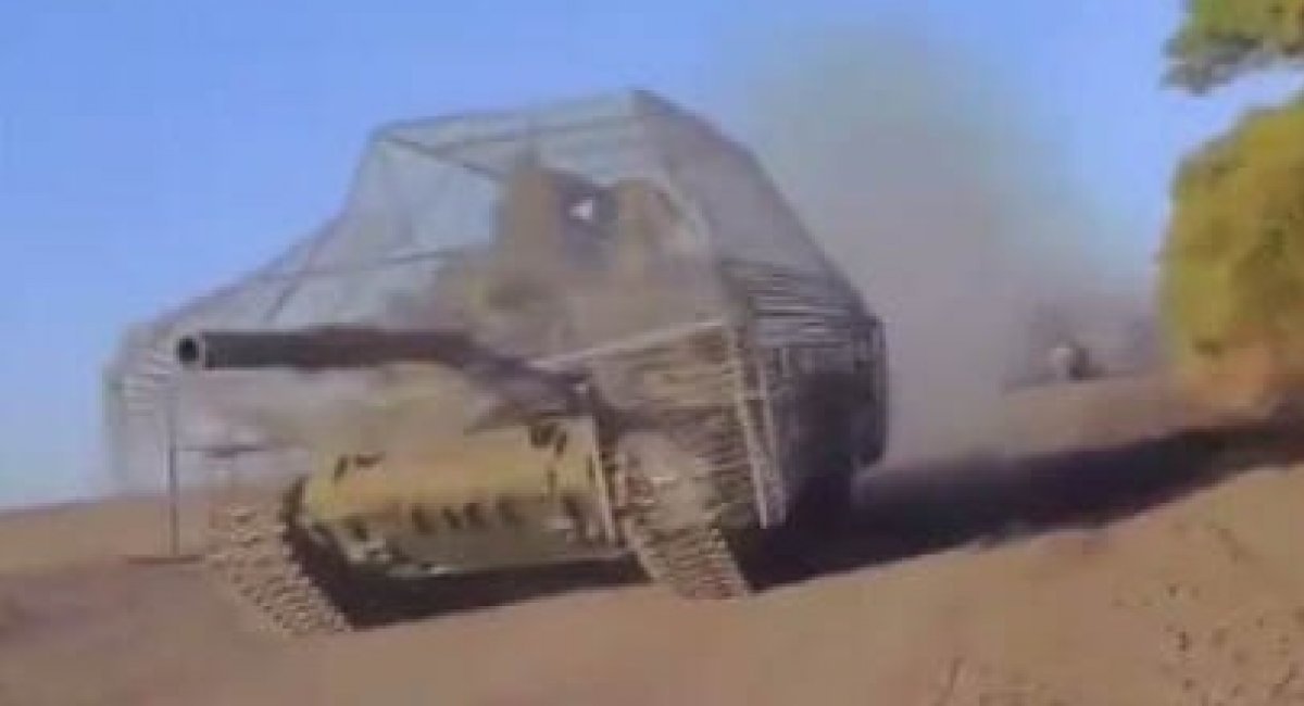 russian T-62 tank with improvised protection measures, October 2023 / screenshot of open source video 