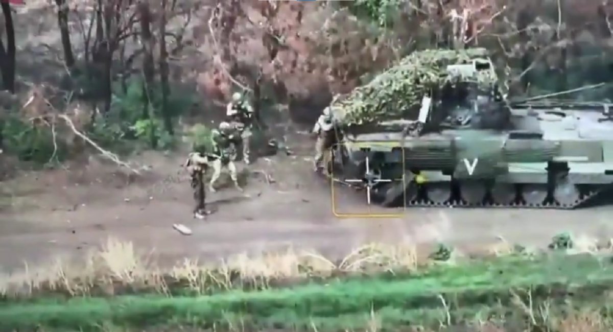 Ukrainian warriors capture russian occupiers' armored vehicle / Video screenshot