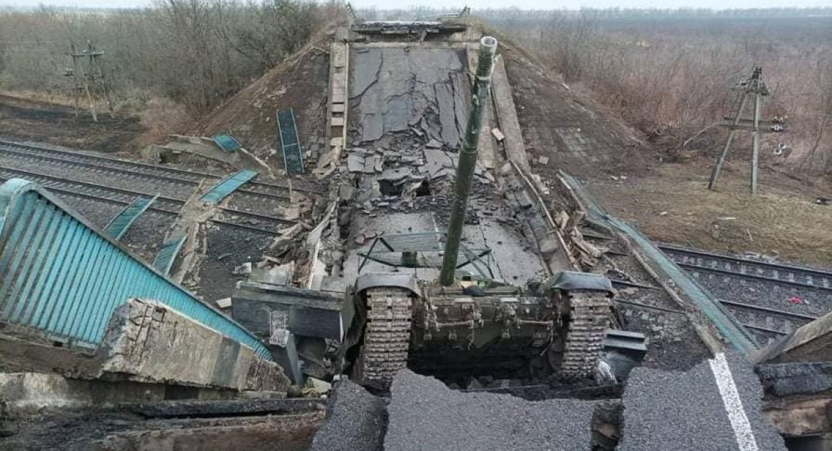 Russian tank tries to cross a bridge, the Ukrainian military blow up the bridge