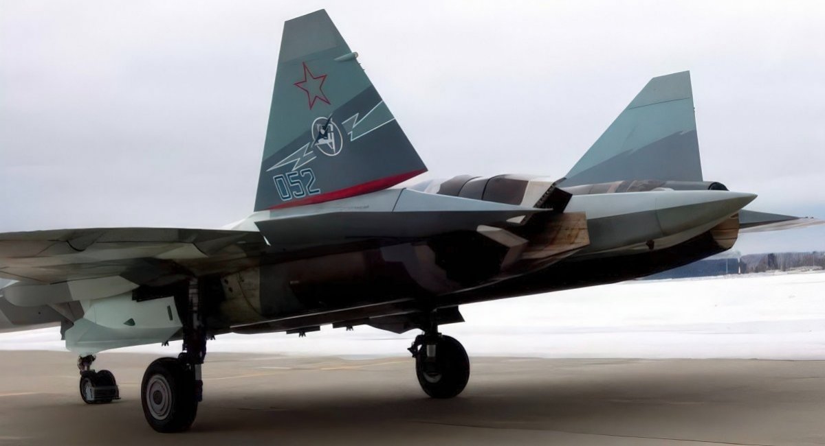 Su-57 với động cơ bên trái có vòi phun phẳng được trình diễn trong báo cáo video của Nga / Nguồn ảnh chụp màn hình: phương tiện truyền thông Nga