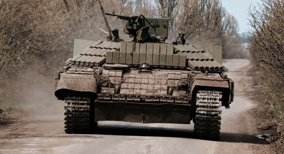 Heavy transporter of the Ukrainian military made of T-64 / Open source photo
