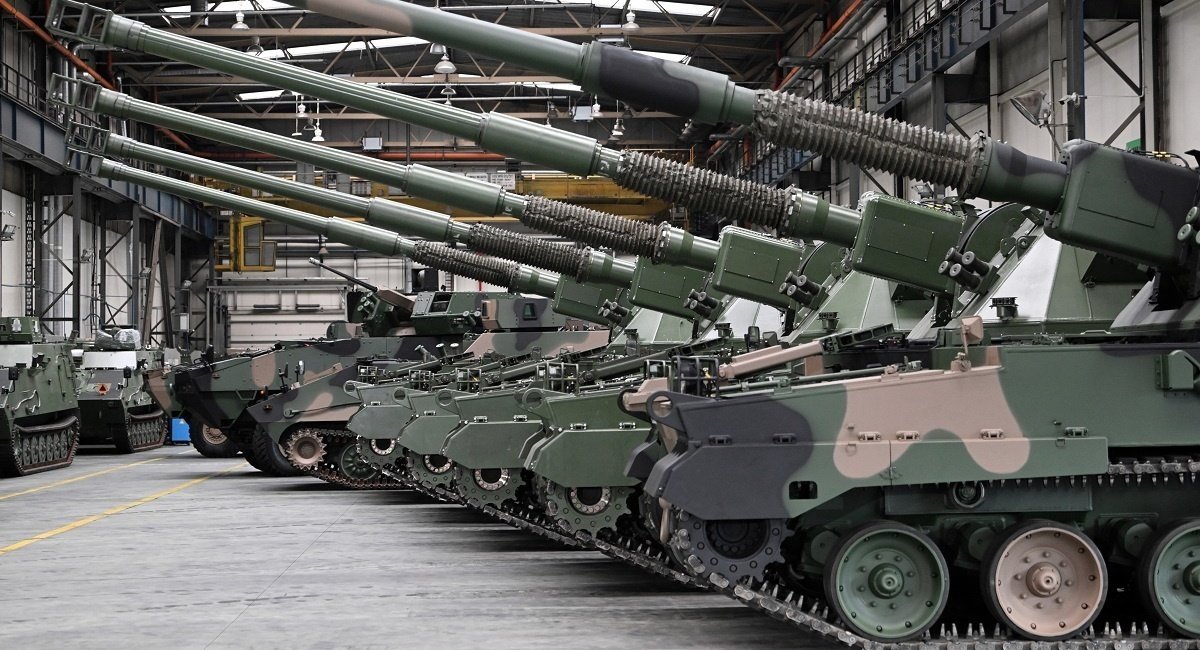 Polish self-propelled tracked gun-howitzer Krab in the factory workshop / Illustrative photo from open sources