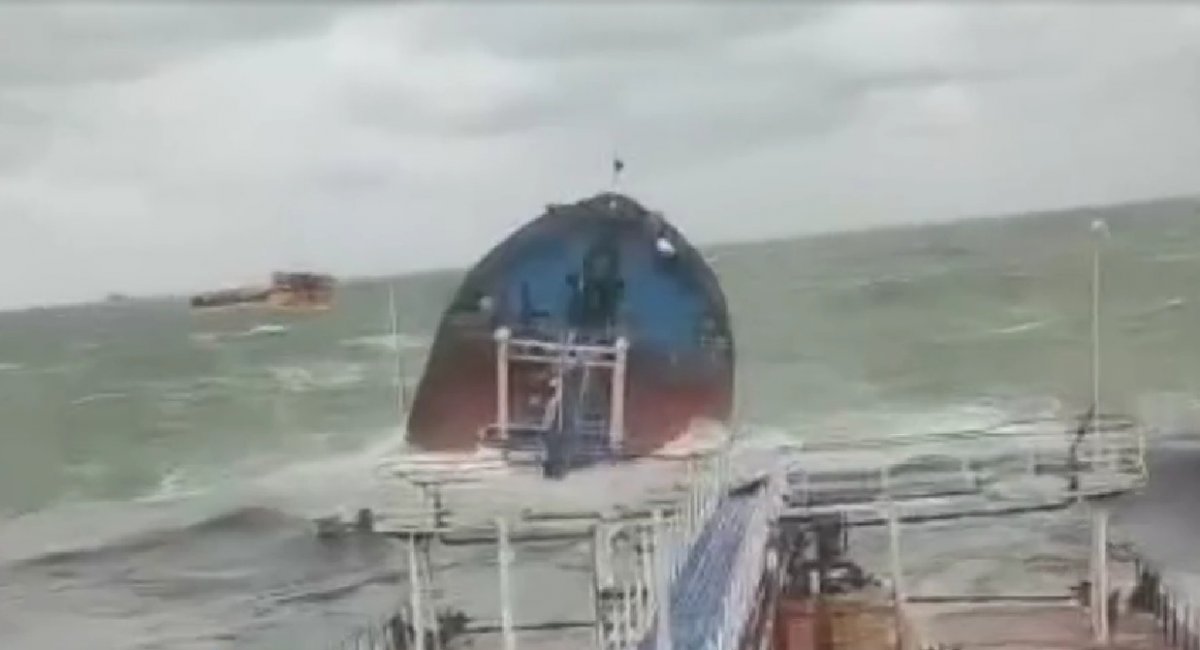 The sinking russian tanker Volgoneft-212 / Screenshot from the video