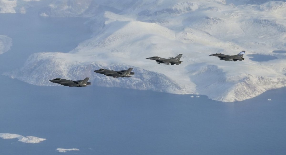 U.S. Air Force F-35 and F-16 over Greenland / Open source photo