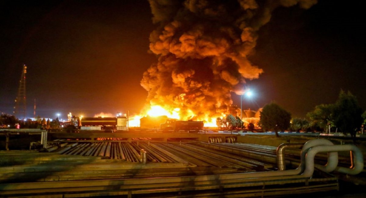 Fire at the oil refinery, 2021 / Photo credit: AFP