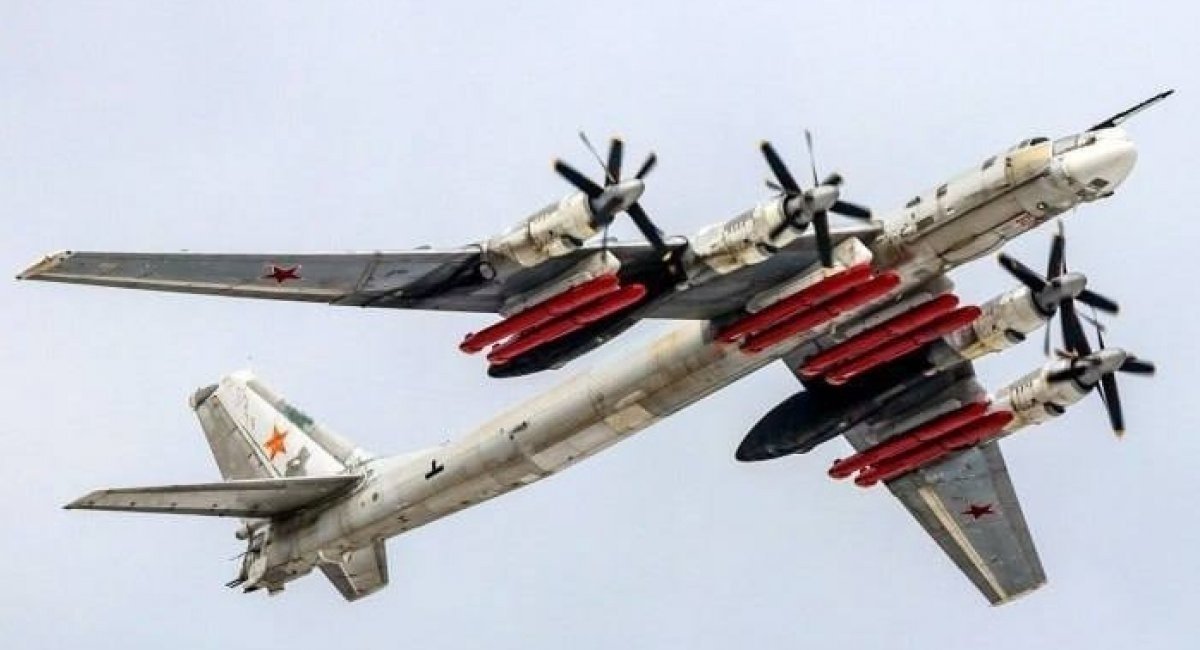 Russian Tu-95 strategic bomber along with Kh-10 cruise missiles / Open source illustrative photo