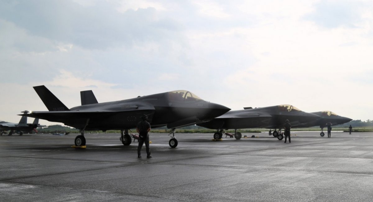 The first 3 F-35B fighters of JASDF arrived at the Nyutabaru Air Base / Photo credit: JASDF