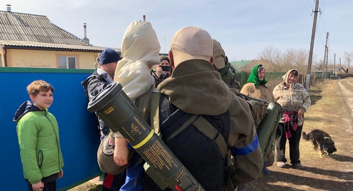 Residents of Rudnytske town greeting Ukrainian soldiers after the liberation from the Russian occupiers. March, 28 / Photo credit: Nolan Peterson, Twitter