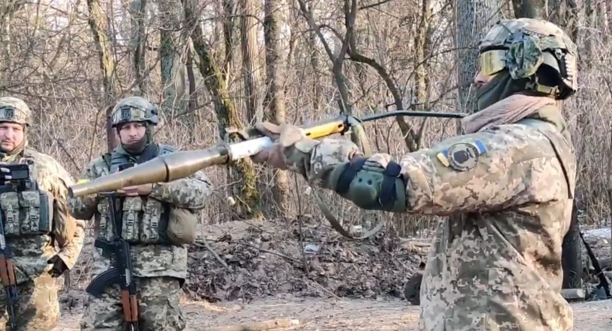 Ukrainian infantry training with Polish-supplied RPG-76 Komar grenades. March 2022 / Open source photo