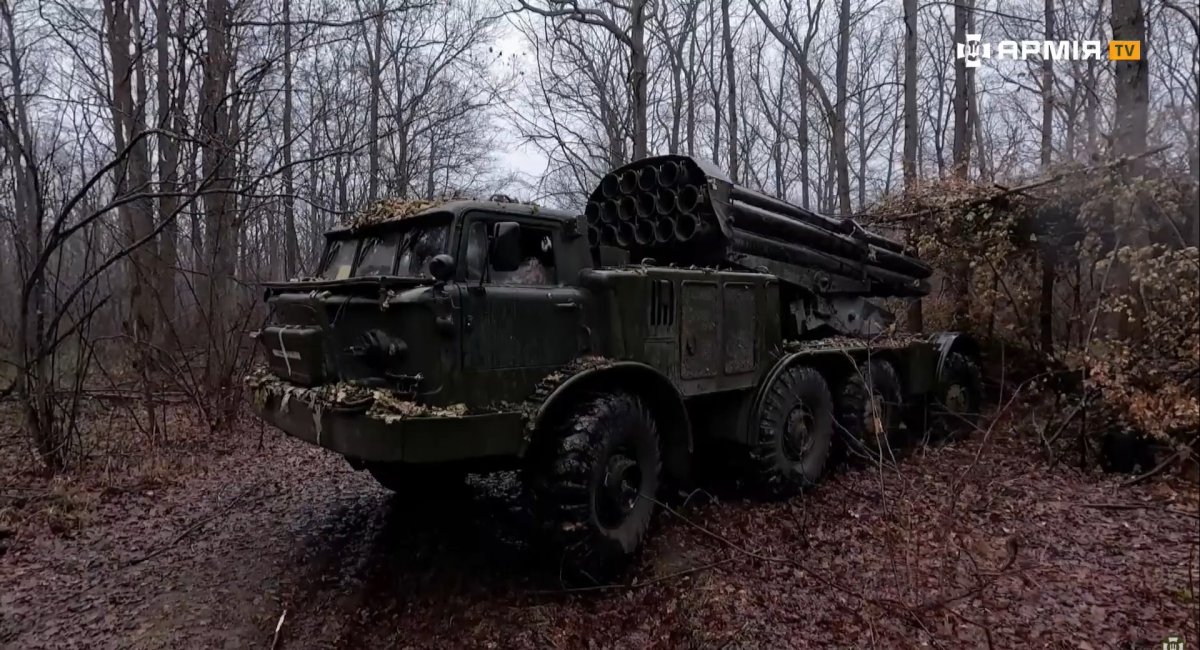 BM-27 Uragan MLRS phục vụ trong Lữ đoàn Pháo binh số 40 của Lực lượng vũ trang Ukraine / Ảnh chụp màn hình: ArmyTV