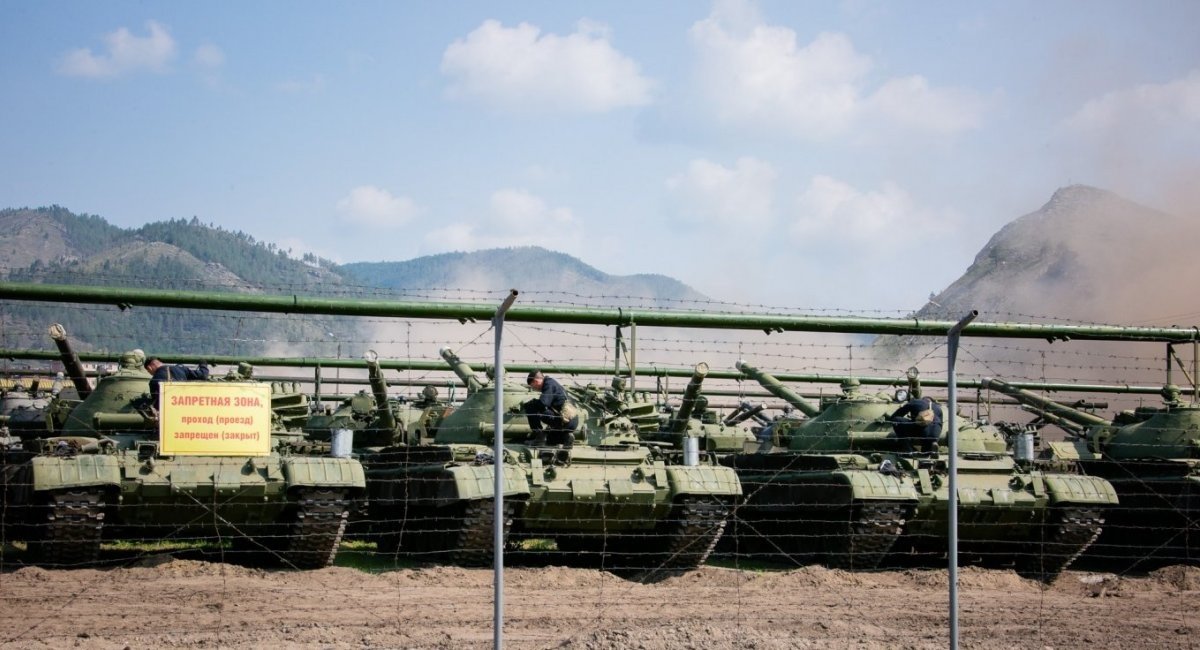 T-62 tanks at a war reserve stock facility in the russian federation / Open source illustrative photo