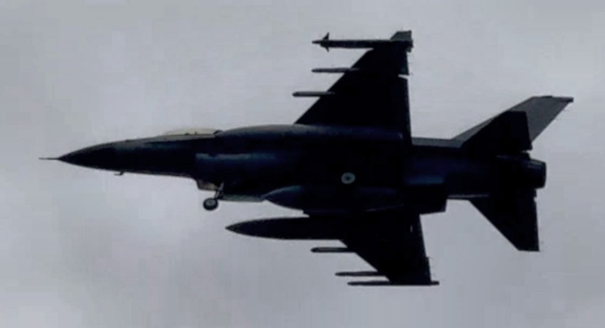 Ukrainian F-16 aircraft returns back to the airbase after an air defense mission on the morning of May 6, 2025. You can see one unspent AIM-9 Sidewinder missile under its left wing / Photo credit: Ukrainian Air Force