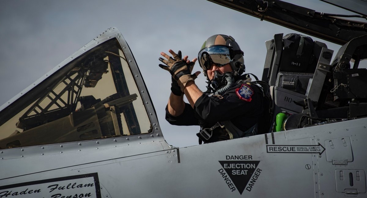 A pilot in thecockpit of an A-10 at the Davis-Monthan air base / Photo credit: US Department of Defense