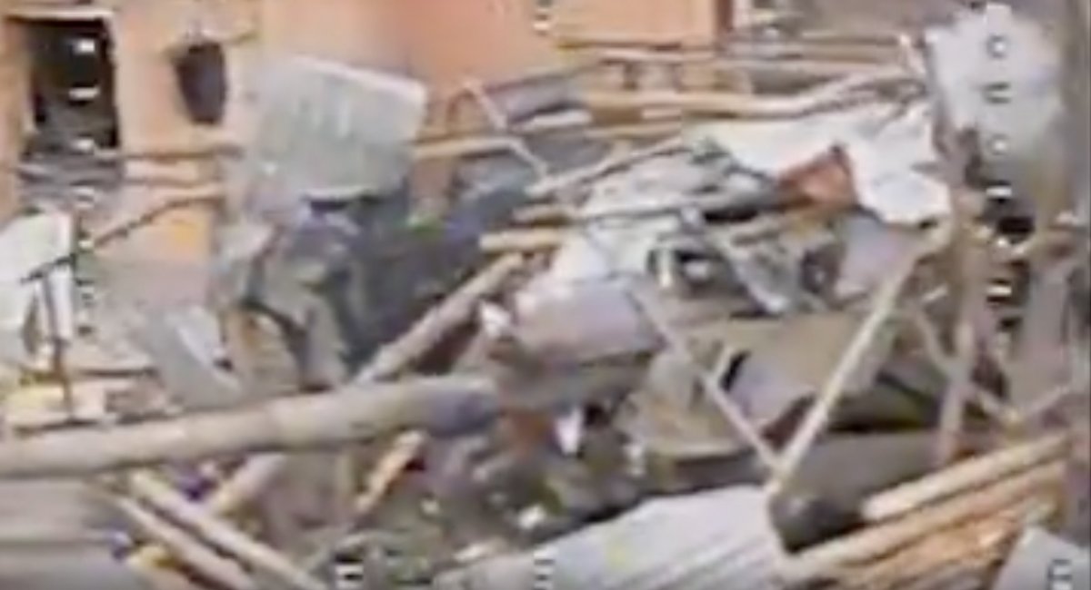 Concealed 2A36 Giatsint-B towed gun / screenshot from video 