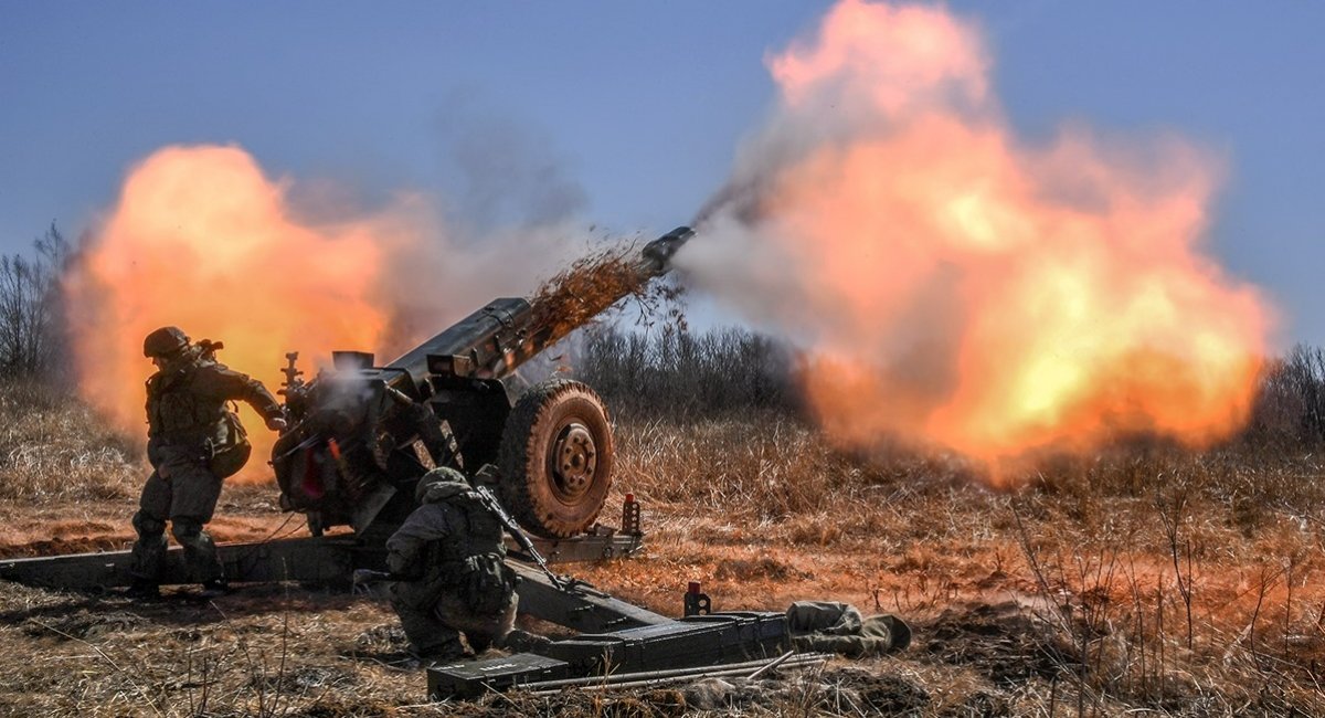 Illustrative photo: russian troops firing a D-30 gun during military drills, 2021 / Photo source: russian media
