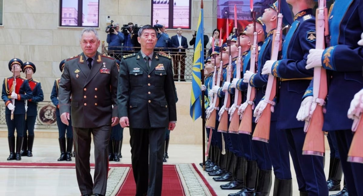 Photo for illustration / russian Defense Minister Sergei Shoigu, left, and Chinese Defense Minister General Li Shangfu. A ceremony in Moscow, April 18, 2023. (Russian Defense Ministry Press Service photo via AP)
