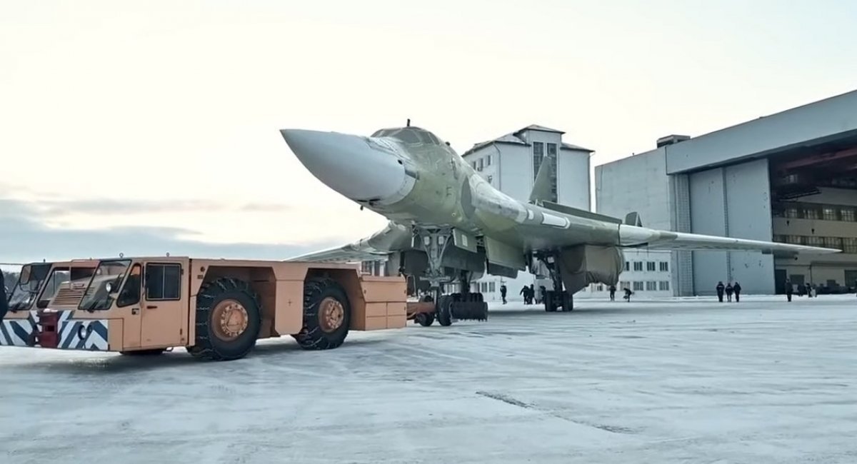 Newly assembled Tu-160 made of parts dated back to Soviet times is being carried out of the Kazan plant workshop, December 30, 2022 / Open source photo