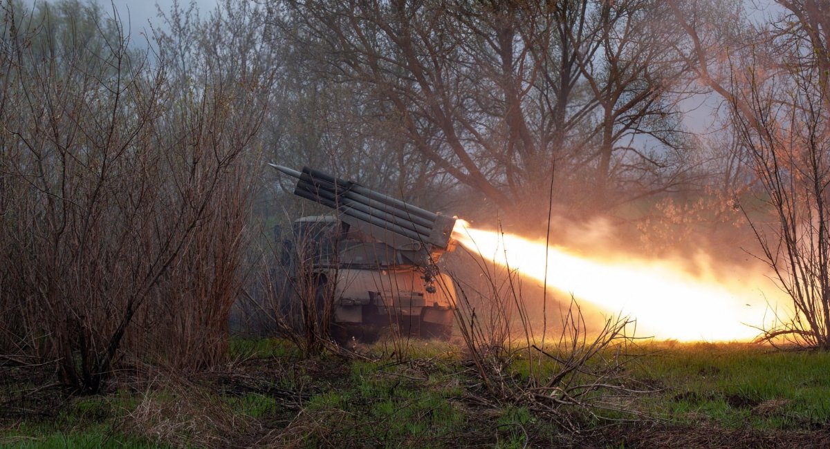 Artillery calculations of the 93rd Mechanized Brigade firing on Russian positions with BM-21 "Grad" / Photo credit: 93rd Independent Kholodnyi Yar Mechanized Brigade