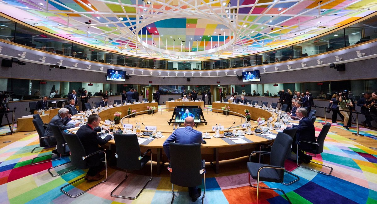 Leaders of the European Union at the summit on June 23 voted for granting Ukraine and Moldova status of candidate for EU membership / Photo credit: Ursula Von der Leyen