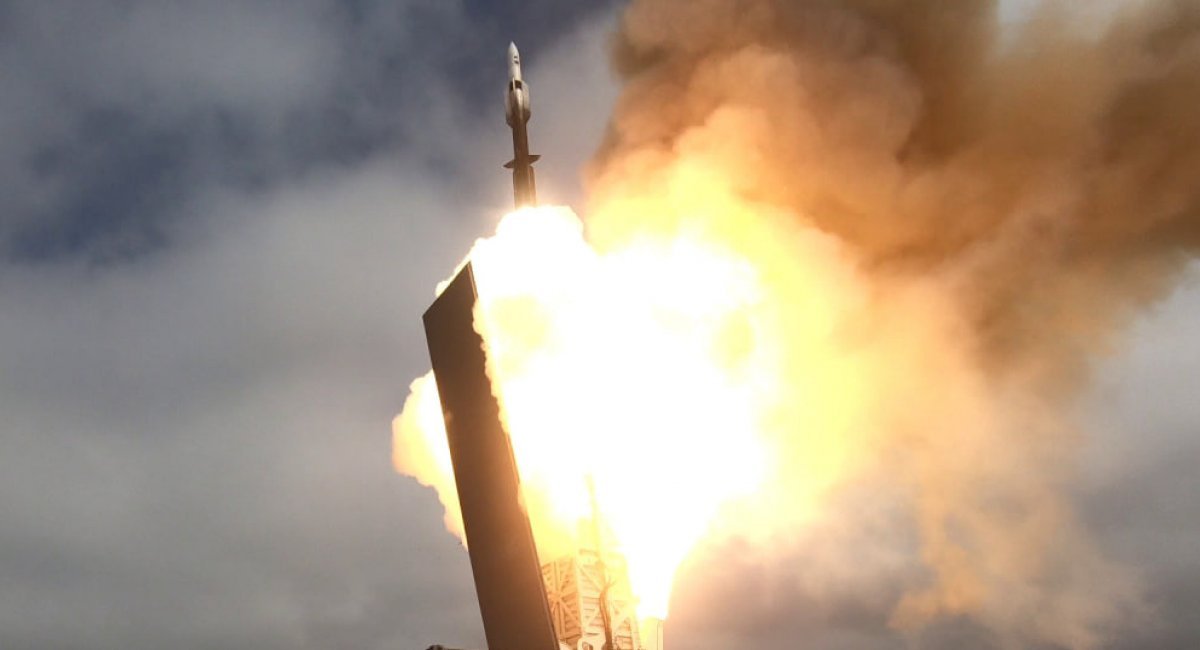 Launch of the SM-6 Standard Missile from an Mk 70 Expeditionary Launcher container on the deck of a Freedom-class littoral combat ship / Photo credit: US DoW