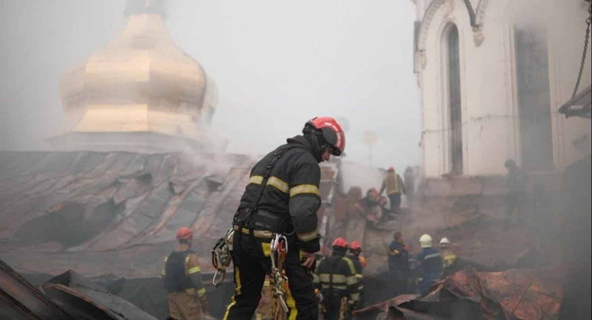 Fire extinguishing in the Kyiv-Pechersk Lavra after the russian strike / Photo: State Emergency Service of Ukraine