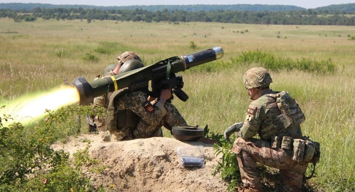 The Ukrainian military fires from Javelin / illustrative photo from open sources