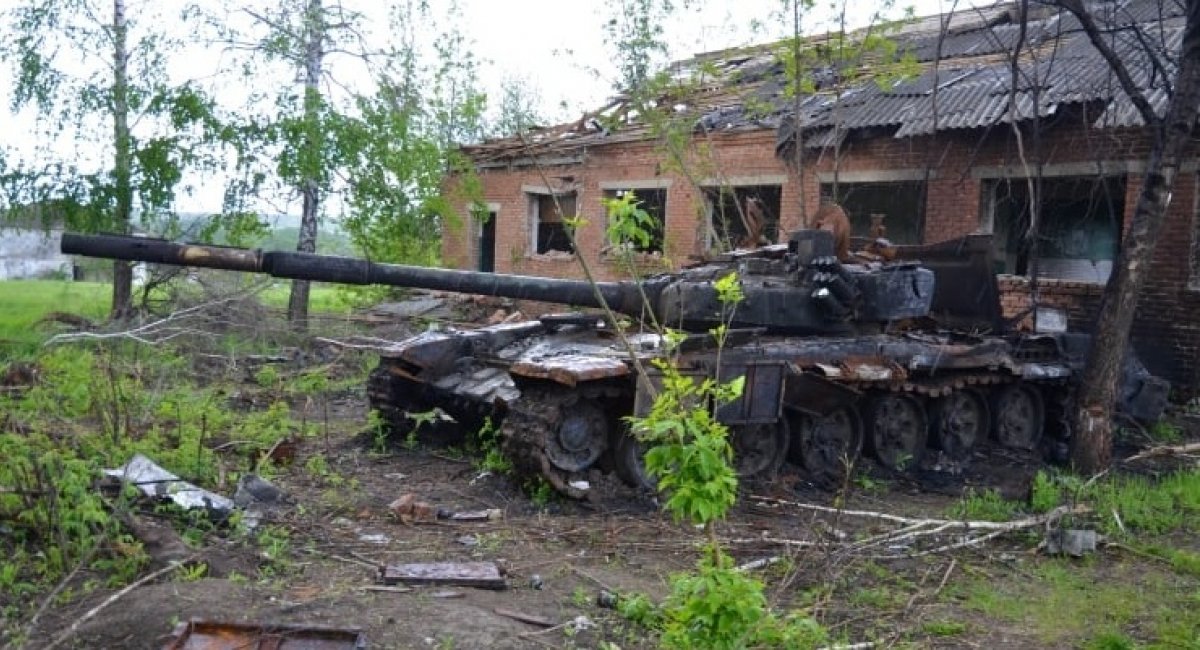 Photo for illustration / An older model Russian T-72 tank sits burned out and destroyed in the village of Biskvitne, east of Kharkiv. Murray Brewster/CBC