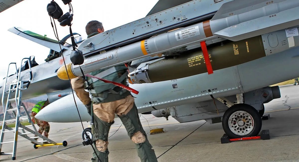 Norwegian F-16 equipped with an IRIS-T missile / Archive photo credit: Torbjørn Kjosvold, Forsvaret