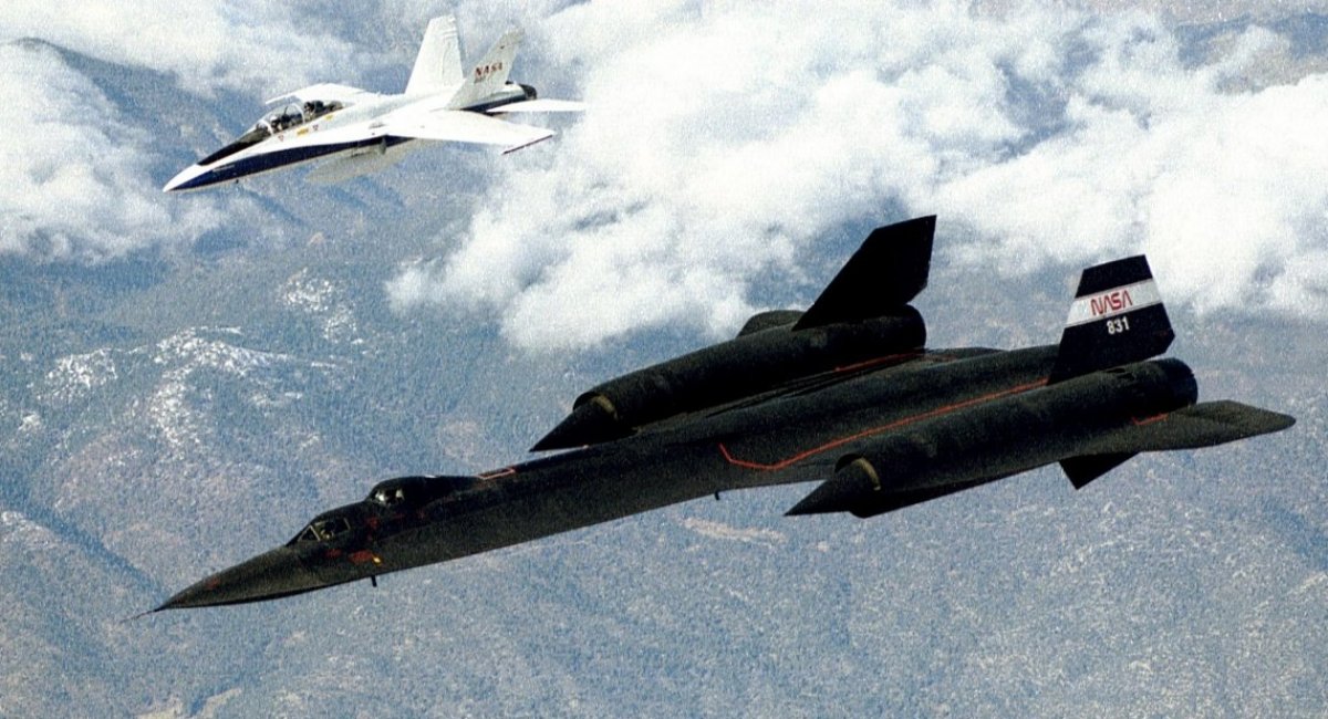 SR-71 Blackbird, also belonging to NASA, escorted by F/A-18 / Photo credit: NASA