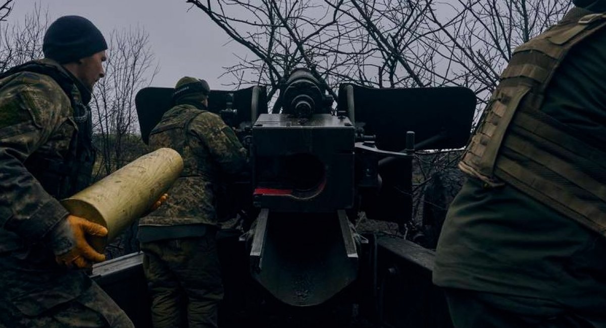 Photo for illustration / Ukrainian soldiers fire artillery at Russian positions near Bakhmut, Donetsk region, Ukraine, Sunday, Nov. 20, 2022 (AP/LIBKOS)