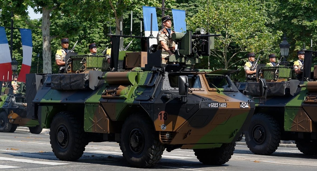 VAB (vanguard armoured vehicle) of the 3rd Marine Infantry Regiment in the Bastille Day 2013 military parade on the Champs-Élysées in Paris / Photo credit: Marie-Lan Nguyen / Wikimedia Commons