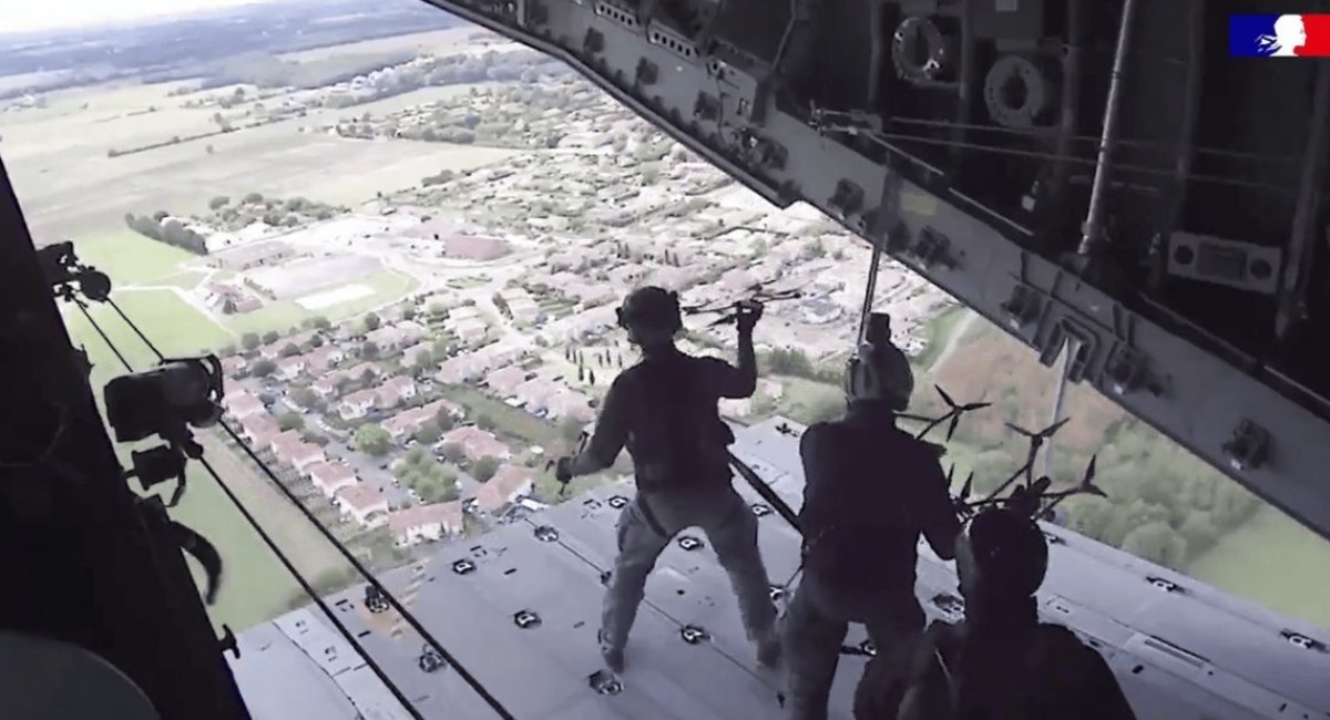 French servicemen throw by hand from military transport aircraft / Screenshot from video