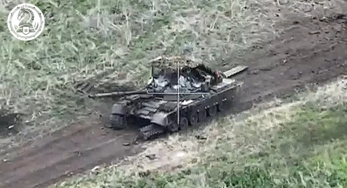 Ukrainian Soldiers Destroyed a russian T-80 Tank with TOW Missiles from Bradley IFV (Video) 