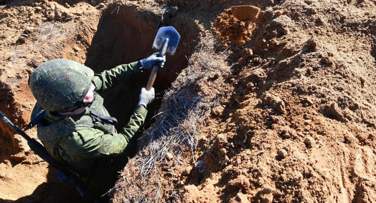 russian occupier digs a trench / Open source illustrative photo