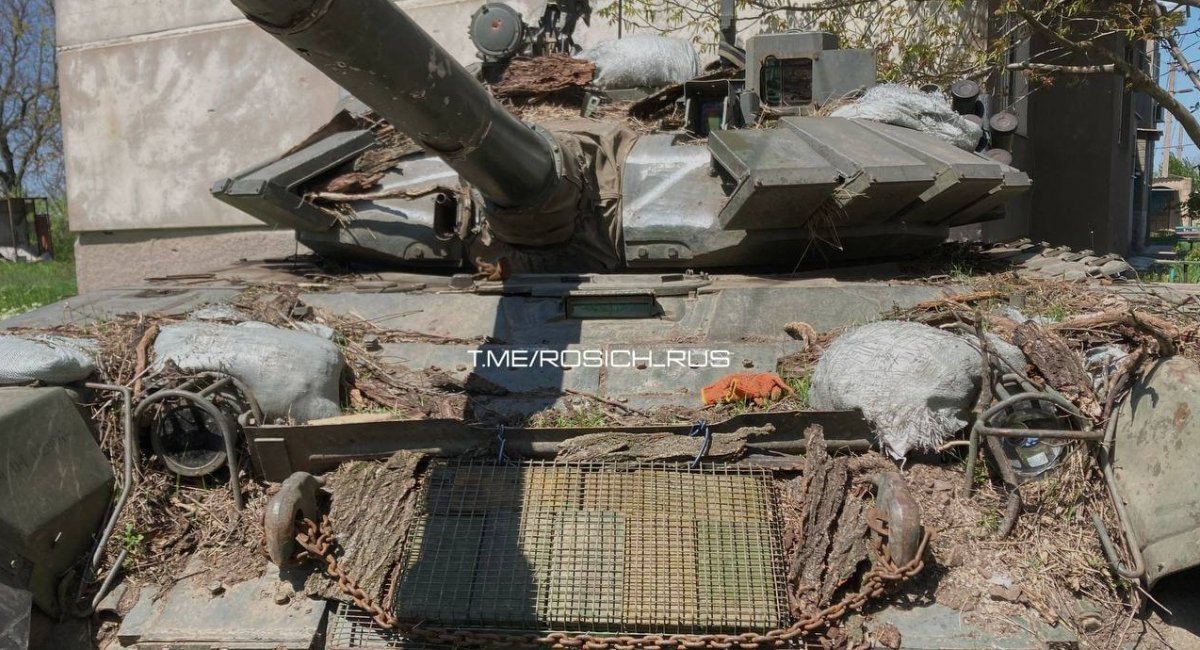 Improvised armor of stones and bark is expected to somehow improve the tank's durability / Open source photo